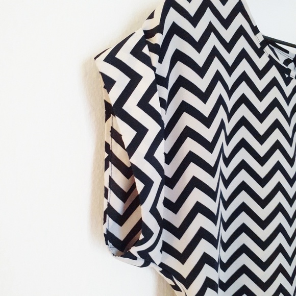 Windsor Roll Sleeve Chevron Blouse size Extra Small - Picture 2 of 5